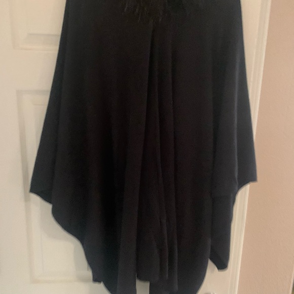 NEW La Fiorentina Black Faux Fur Trim Ruana - Picture 8 of 11